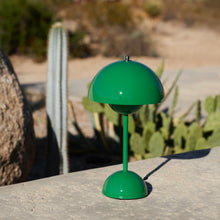 Lade das Bild in den Galerie-Viewer, Flowerpot VP9 Verner Panton 1968 - Signal Green