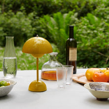 Lade das Bild in den Galerie-Viewer, Flowerpot VP9 Verner Panton 1968 - Mustard