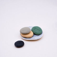 Lade das Bild in den Galerie-Viewer, 4 Pebble Soaps with Porcelain Dish Set - Hana Blossom