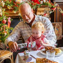 Lade das Bild in den Galerie-Viewer, Holly White Christmas Crackers - 6 Pack