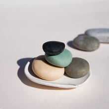 Lade das Bild in den Galerie-Viewer, 4 Pebble Soaps with Porcelain Dish Set - Hana Blossom