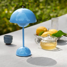 Lade das Bild in den Galerie-Viewer, Flowerpot VP9 Verner Panton 1968 - Swim Blue