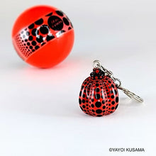 Lade das Bild in den Galerie-Viewer, Yayoi Kusama - Pumpkin Charm Key Ring (Red)