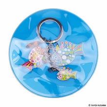 Lade das Bild in den Galerie-Viewer, Yayoi Kusama - Fish Multicolor Key Ring