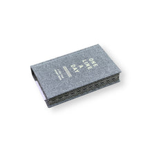 Lade das Bild in den Galerie-Viewer, Charcoal Canvas One Line a Day: A Five-Year Memory Book