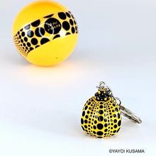 Lade das Bild in den Galerie-Viewer, Yayoi Kusama - Pumpkin Charm Key Ring (Yellow)