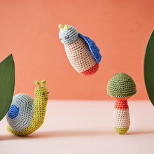 Lade das Bild in den Galerie-Viewer, Crochet Rattle Snail