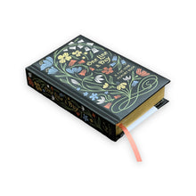 Lade das Bild in den Galerie-Viewer, Nouveau One Line a Day: A Five-Year Memory Book