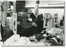 Lade das Bild in den Galerie-Viewer, Gebrüder Kölnig Postkartenverlag - Robert Lebeck: Winterschlussverkauf, Berlin 1983