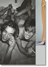 Lade das Bild in den Galerie-Viewer, Gebrüder Kölnig Postkartenverlag - Mario Testino: James Gooding and Donovan Leitch, Los Angeles
