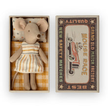 Lade das Bild in den Galerie-Viewer, Große Schwestermaus in der Streichholzschachtel