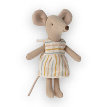 Lade das Bild in den Galerie-Viewer, Große Schwestermaus in der Streichholzschachtel