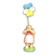 Lade das Bild in den Galerie-Viewer, Mädchen mit Stiefmütterchen - Wend & Kühn