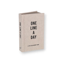 Lade das Bild in den Galerie-Viewer, Canvas One Line a Day - A Five-Year Memory Book
