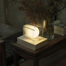 Lade das Bild in den Galerie-Viewer, Lớp Small Square in Clear - Sculptural Lamp

