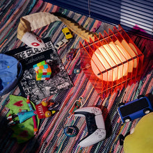 Lade das Bild in den Galerie-Viewer, Lớp Small Square in Pink - Sculptural Lamp
