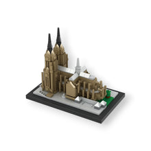 Lade das Bild in den Galerie-Viewer, Kölner Dom – Klemmbausteine Modell
