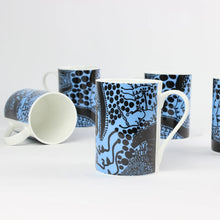 Lade das Bild in den Galerie-Viewer, Yayoi Kusama - Late-Night Chat Is Filled With Dreams - Mug Set

