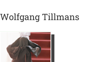 Postkarte von Wolfgang Tillmans: grey jeans over stair post, 1991