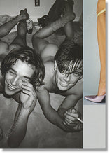 Lade das Bild in den Galerie-Viewer, Gebrüder Kölnig Postkartenverlag - Mario Testino: James Gooding and Donovan Leitch, Los Angeles
