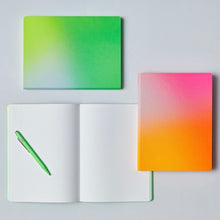 Lade das Bild in den Galerie-Viewer, Notizbuch Colour Clash L Light - Fresh
